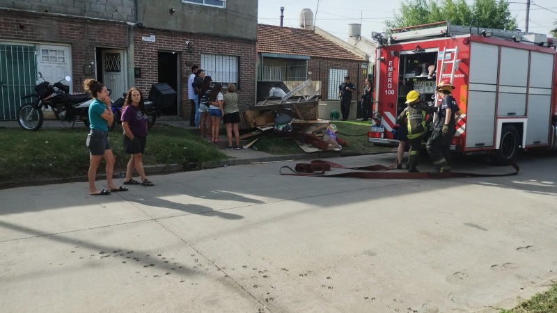 Hizo fuego y las llamas alcanzaron el techo de un vecino